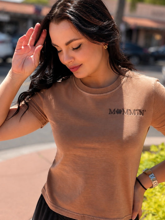 MOMMIN’ Cropped Baby Tee