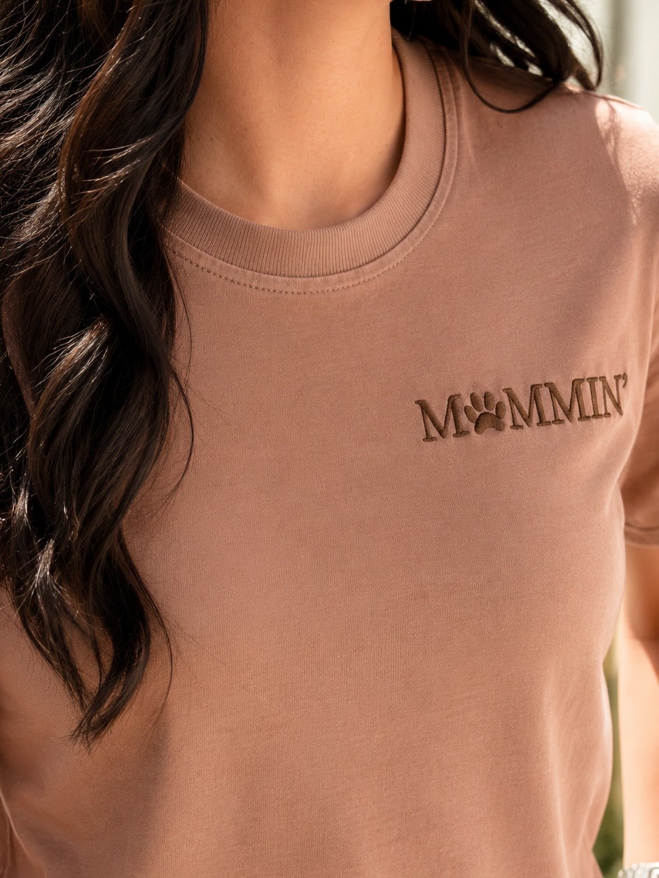 MOMMIN’ Cropped Baby Tee