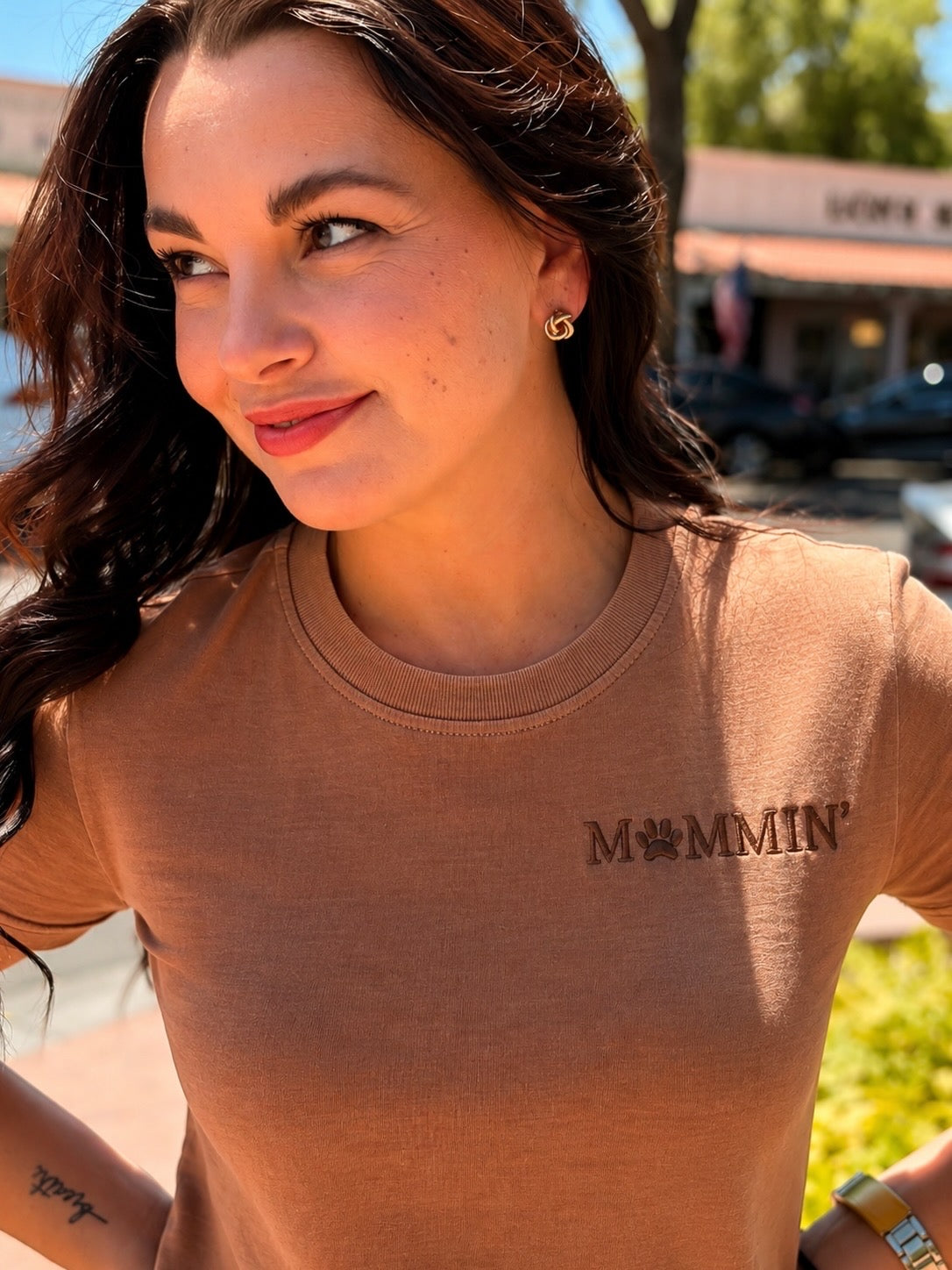 MOMMIN’ Cropped Baby Tee